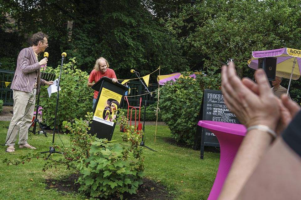 Dichters in de Prinsentuin in beeld