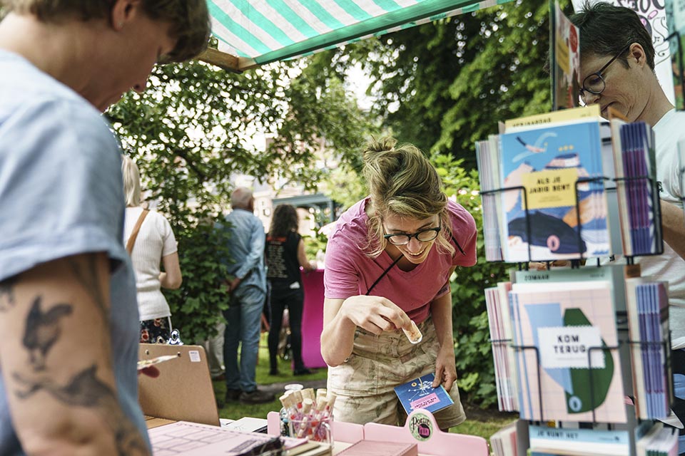 Dichters in de Prinsentuin in beeld