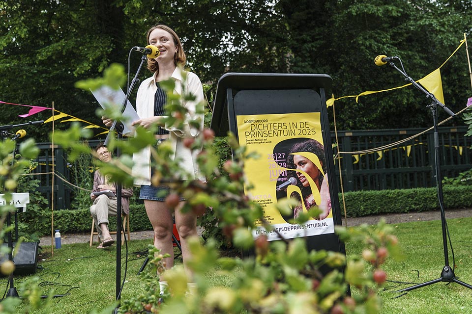 Dichters in de Prinsentuin in beeld