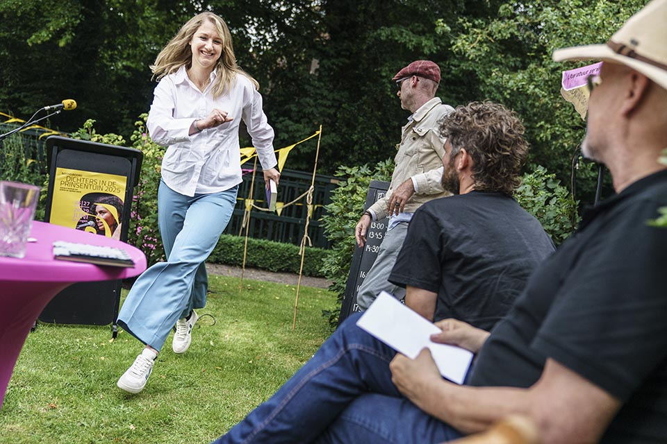 Dichters in de Prinsentuin in beeld
