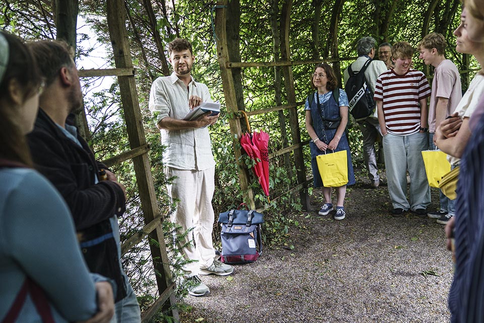 Dichters in de Prinsentuin in beeld