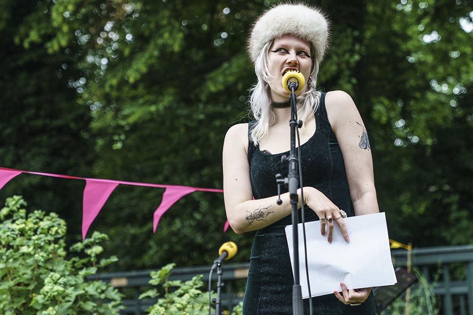 Dichters in de Prinsentuin in beeld