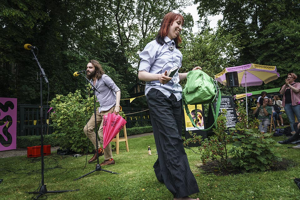 Dichters in de Prinsentuin in beeld