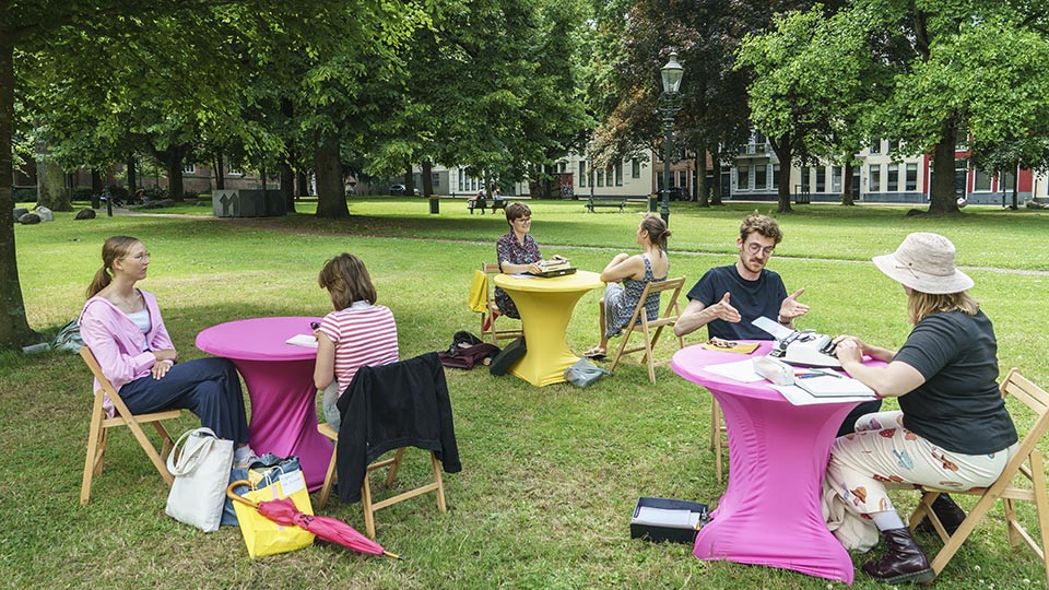 Dichters in de Prinsentuin in beeld