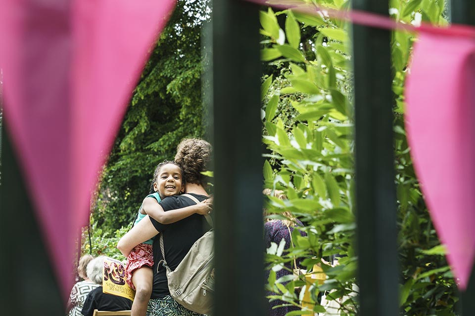 Dichters in de Prinsentuin in beeld