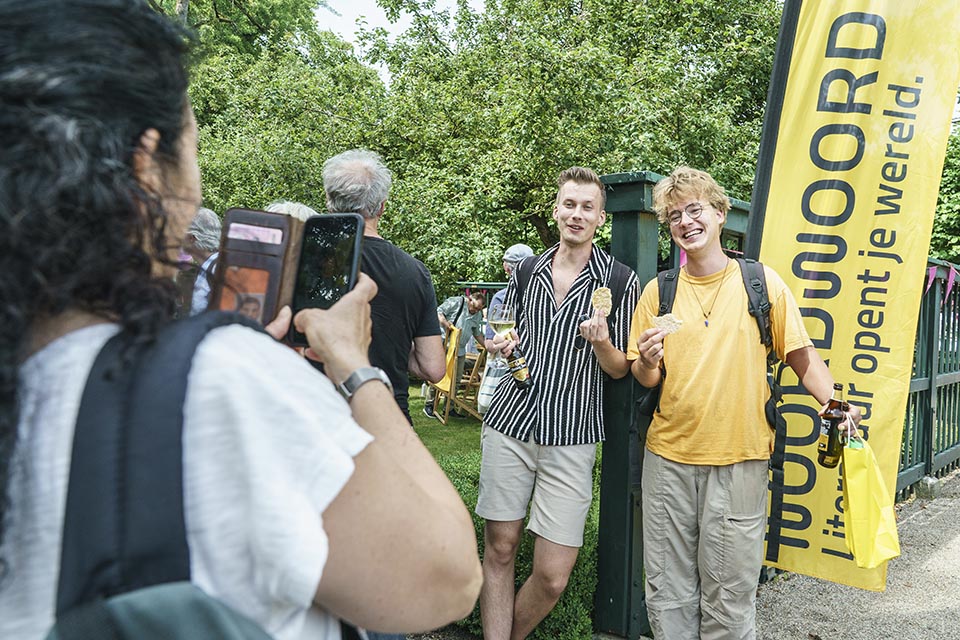 Dichters in de Prinsentuin in beeld