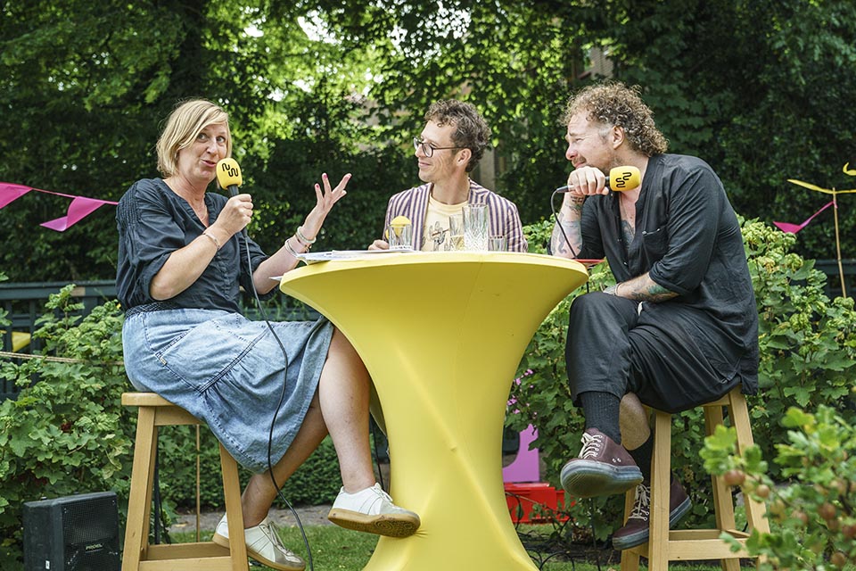 Dichters in de Prinsentuin in beeld