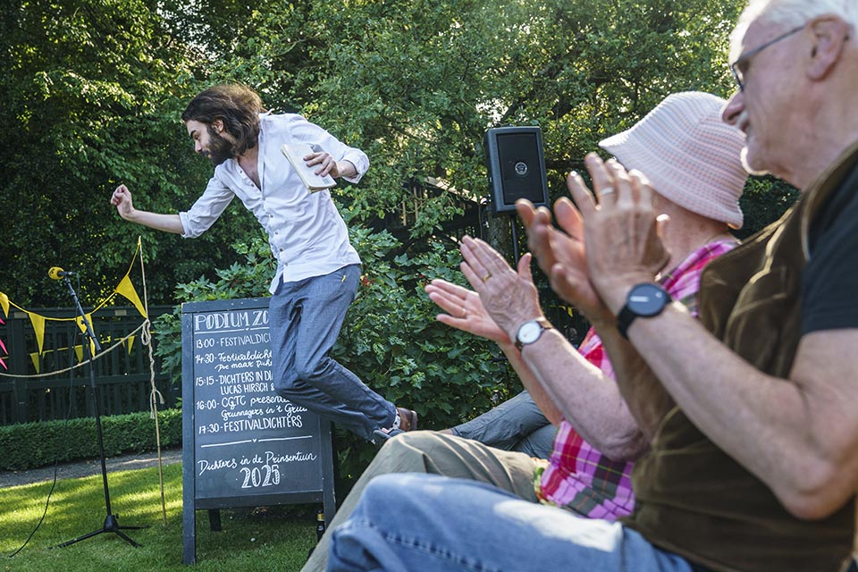 Dichters in de Prinsentuin in beeld