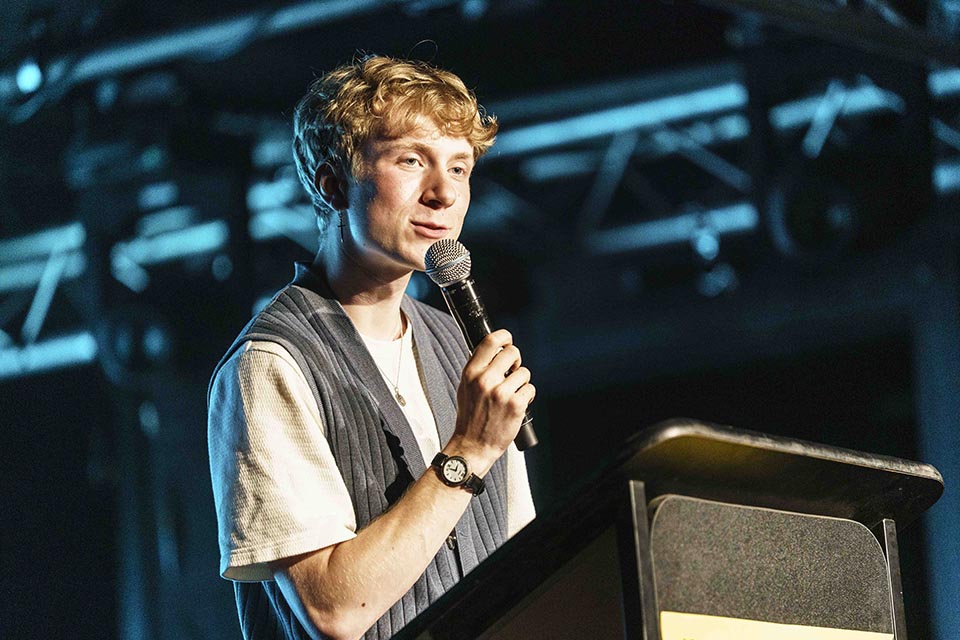 Dichters in de Prinsentuin in beeld