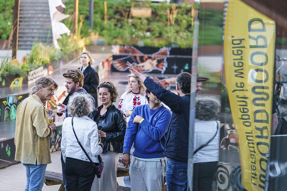 Dichters in de Prinsentuin in beeld