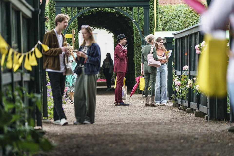 Dichters in de Prinsentuin in beeld