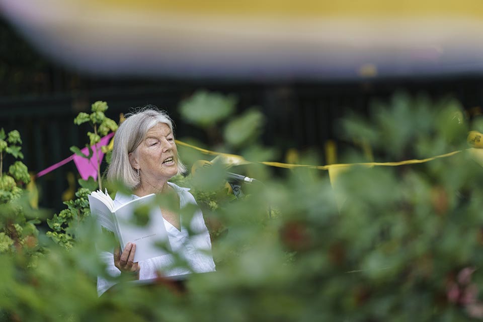 Dichters in de Prinsentuin in beeld
