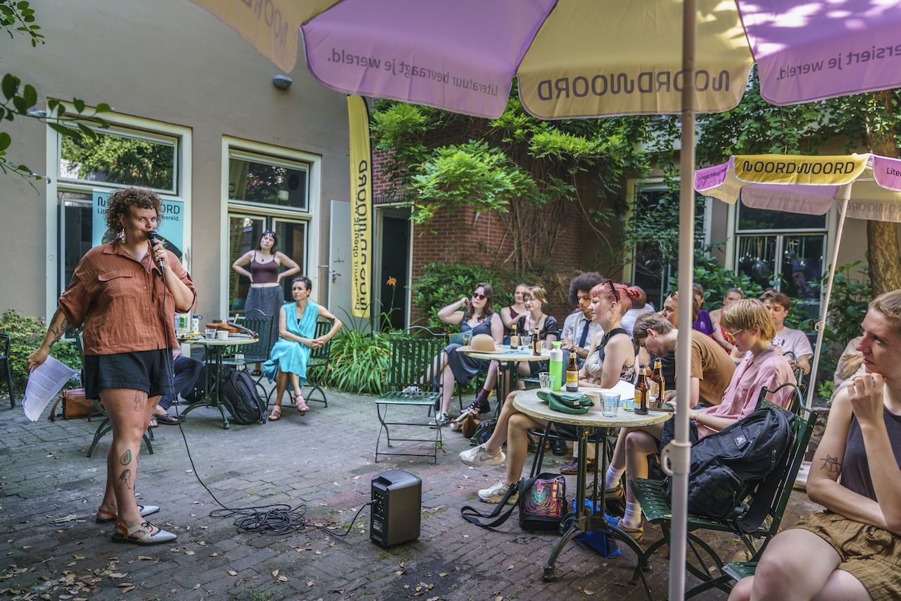 Dichters in de Prinsentuin in beeld
