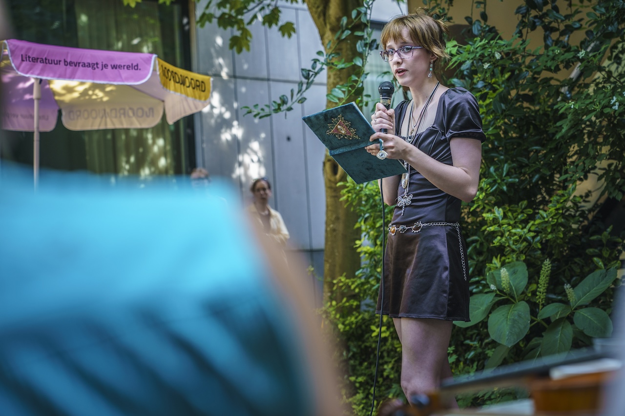 Dichters in de Prinsentuin in beeld