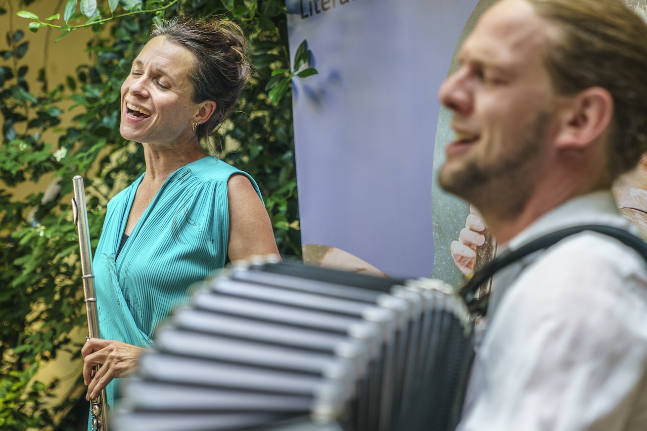 Dichters in de Prinsentuin in beeld