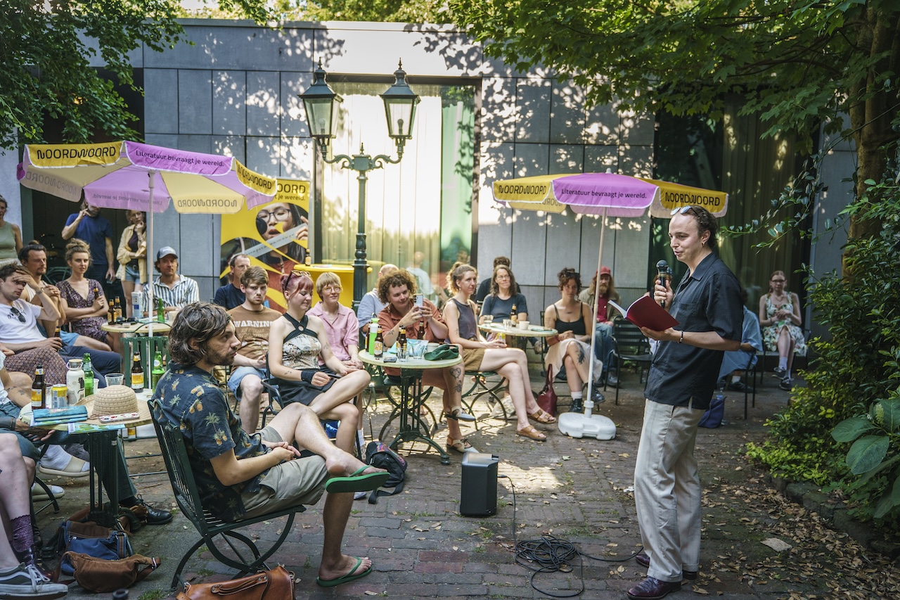 Dichters in de Prinsentuin in beeld