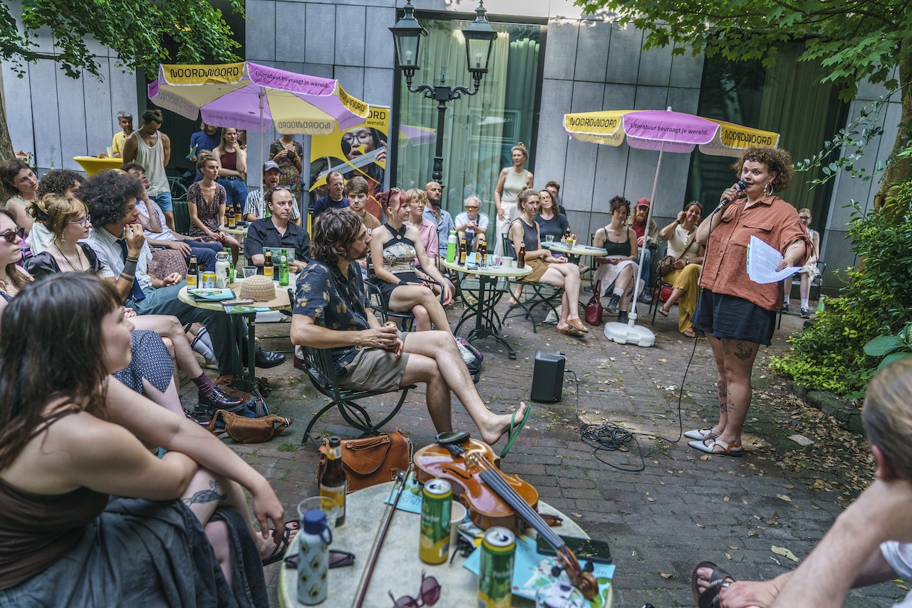 Dichters in de Prinsentuin in beeld