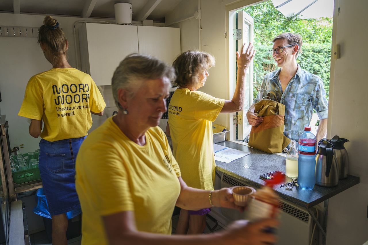 Dichters in de Prinsentuin in beeld