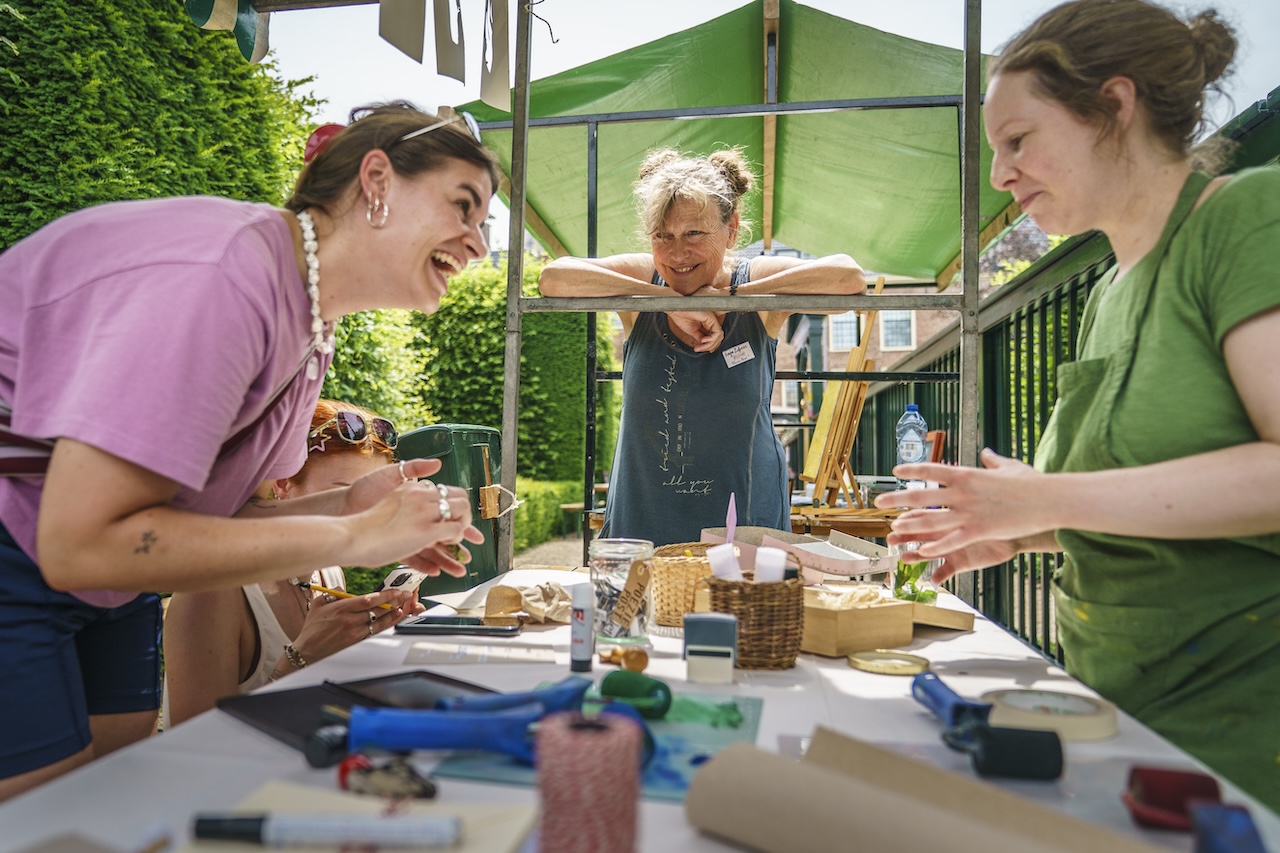Dichters in de Prinsentuin in beeld