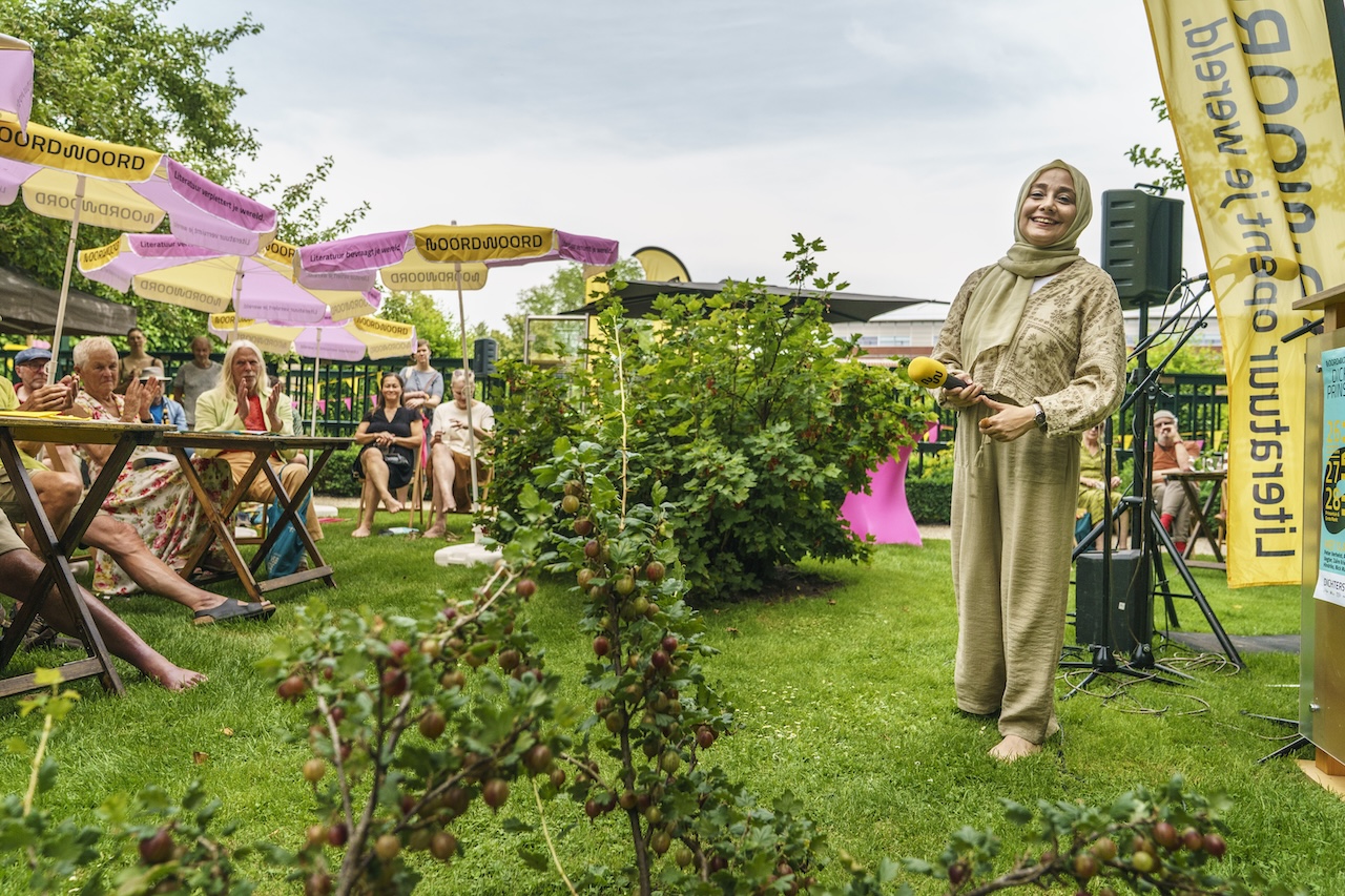 Dichters in de Prinsentuin in beeld