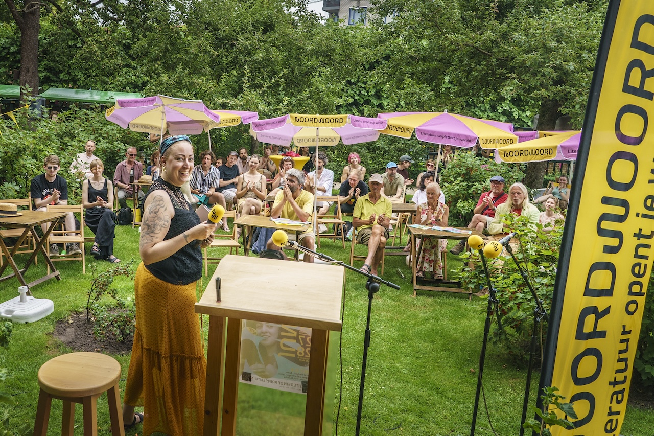 Dichters in de Prinsentuin in beeld
