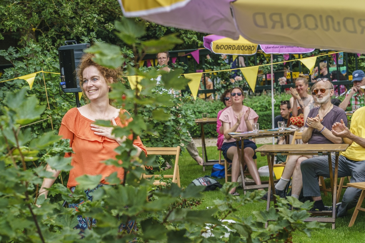 Dichters in de Prinsentuin in beeld