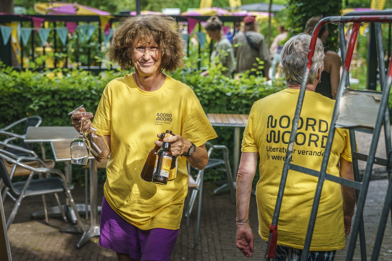 Dichters in de Prinsentuin in beeld