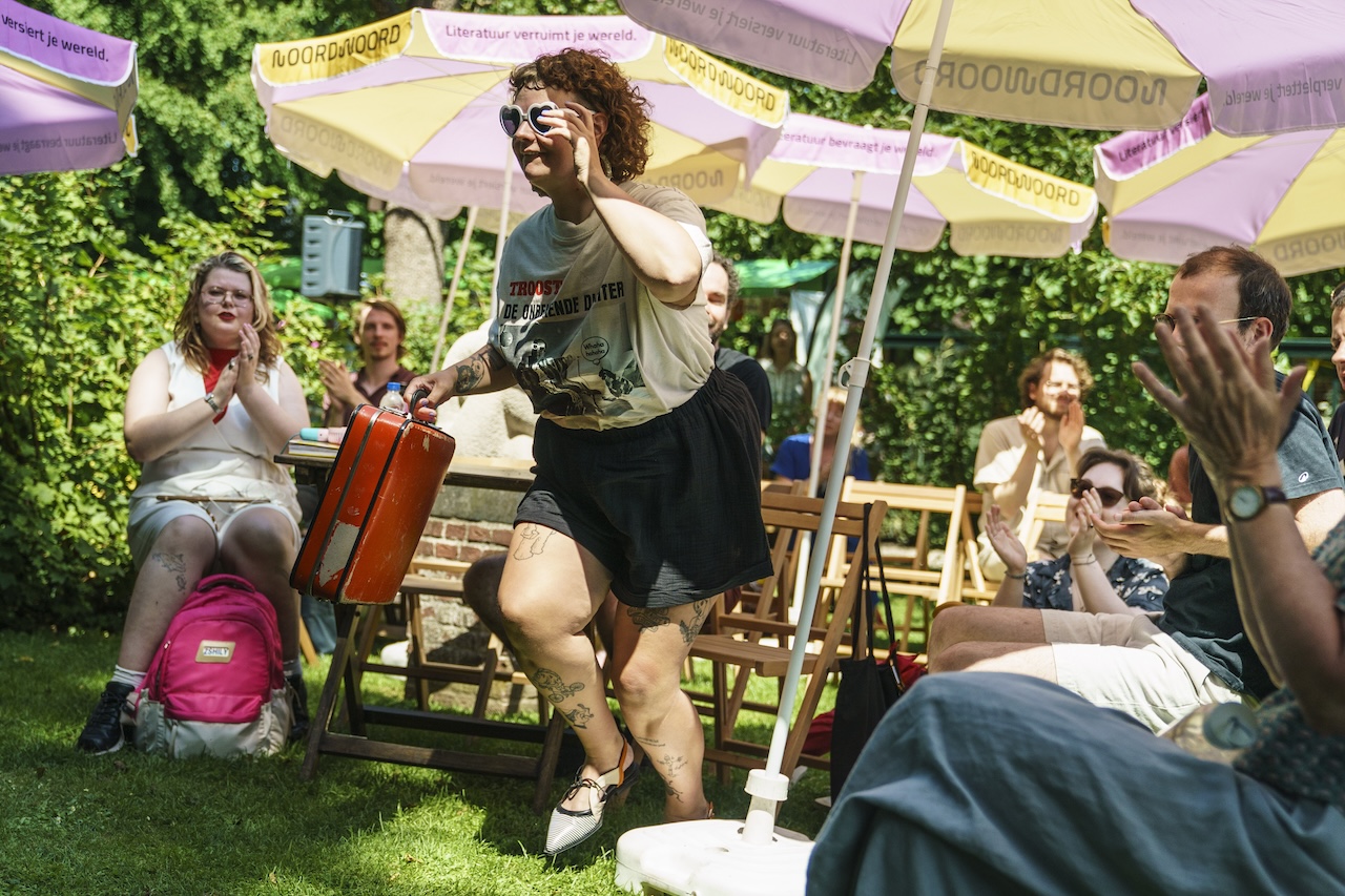 Dichters in de Prinsentuin in beeld
