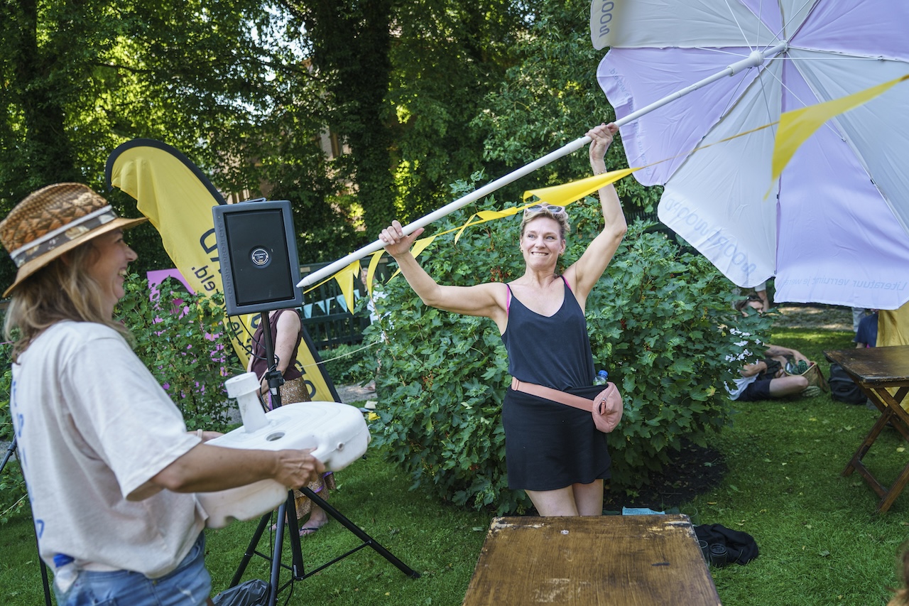 Dichters in de Prinsentuin in beeld