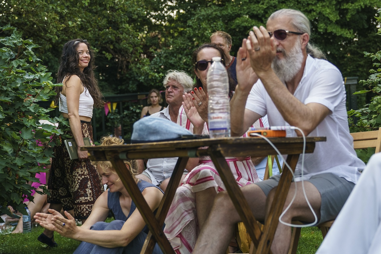 Dichters in de Prinsentuin in beeld