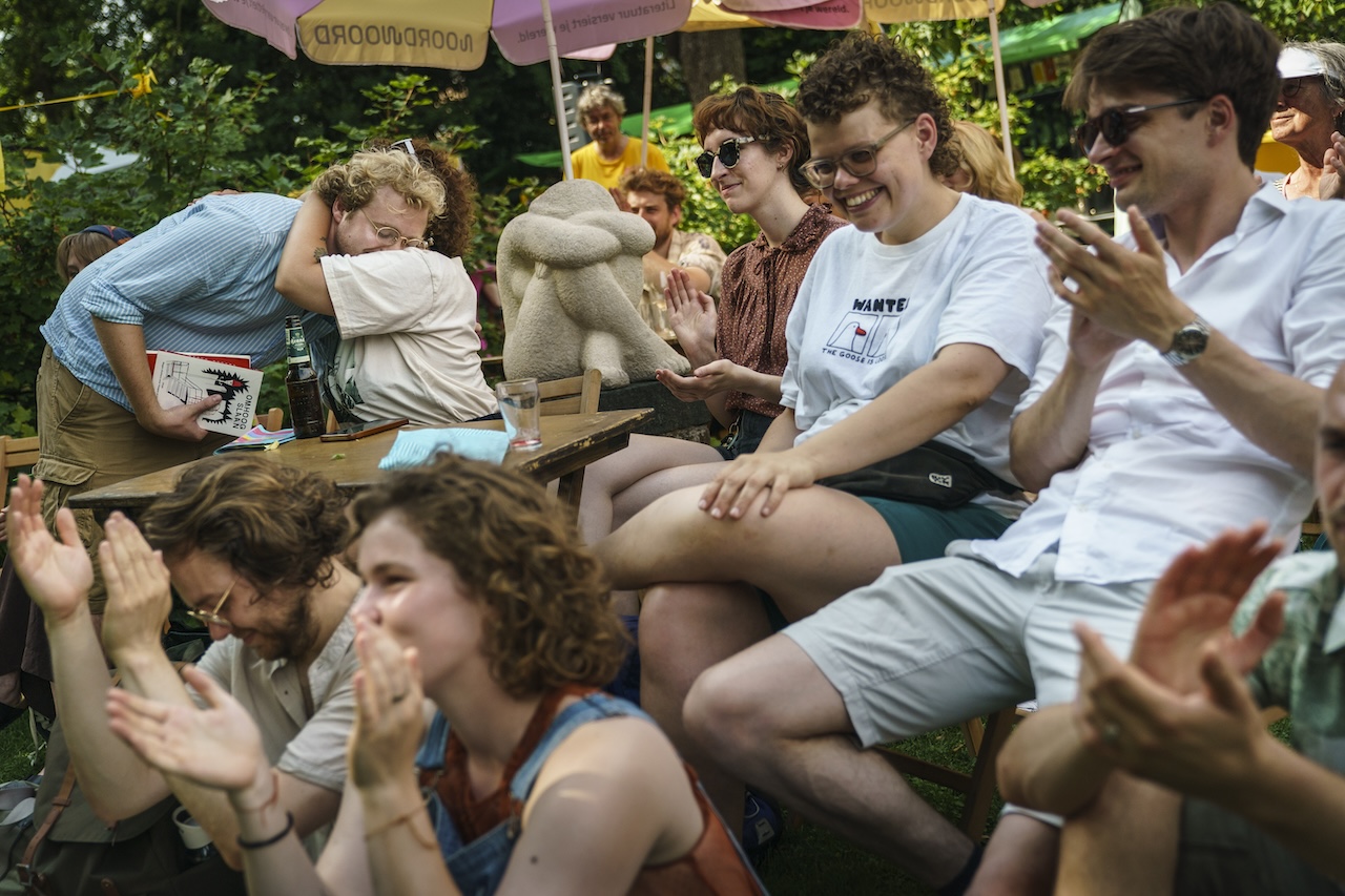 Dichters in de Prinsentuin in beeld