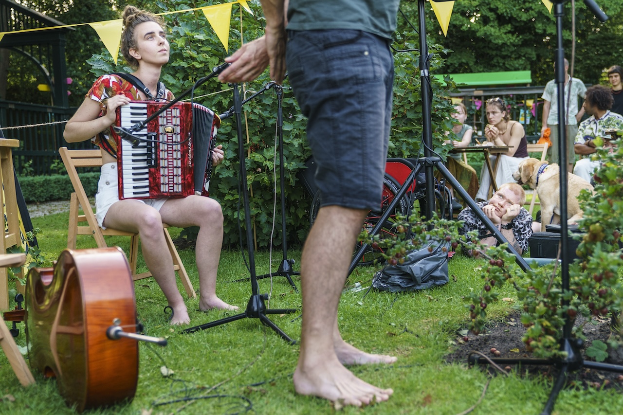 Dichters in de Prinsentuin in beeld