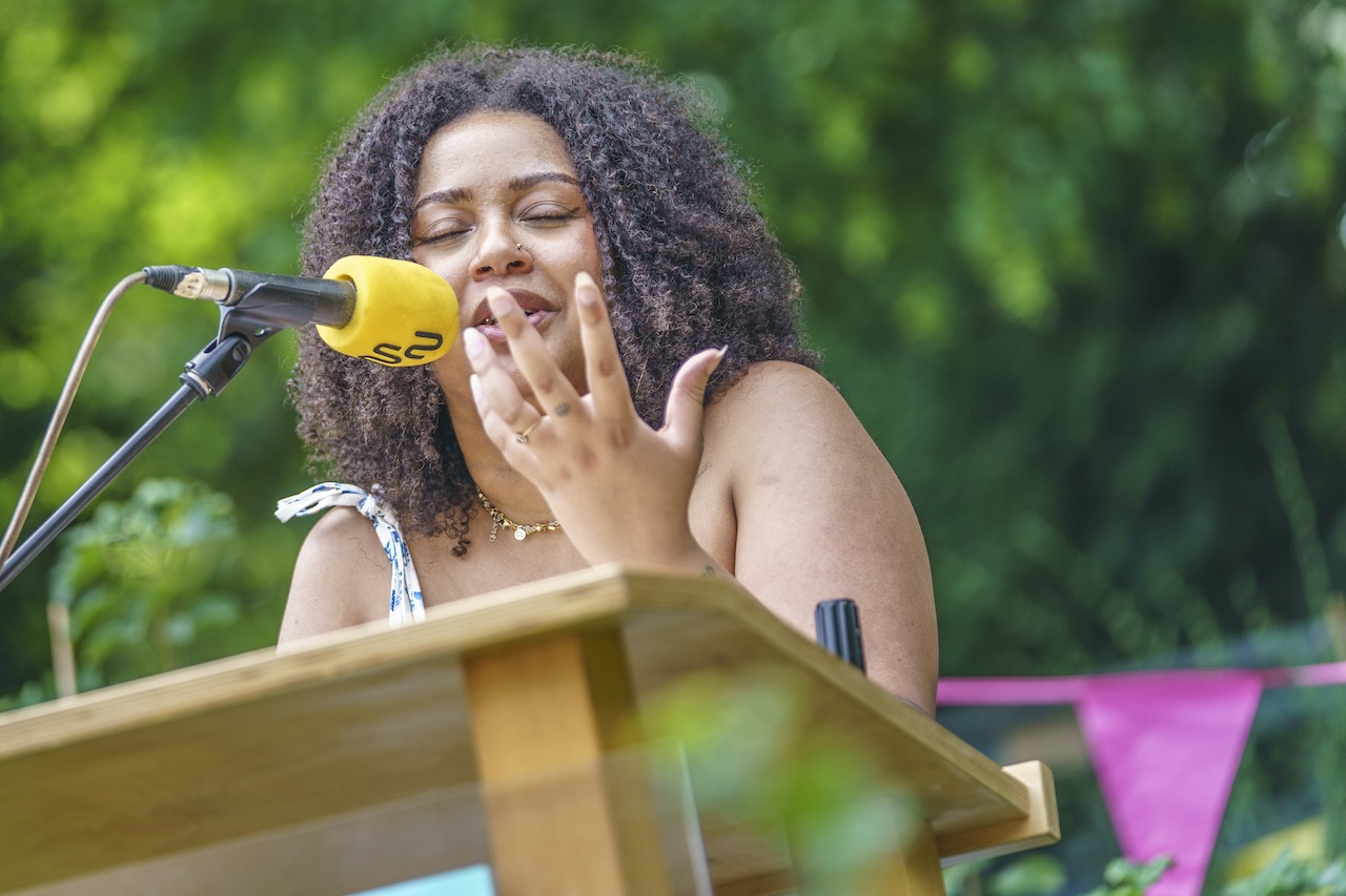 Dichters in de Prinsentuin in beeld