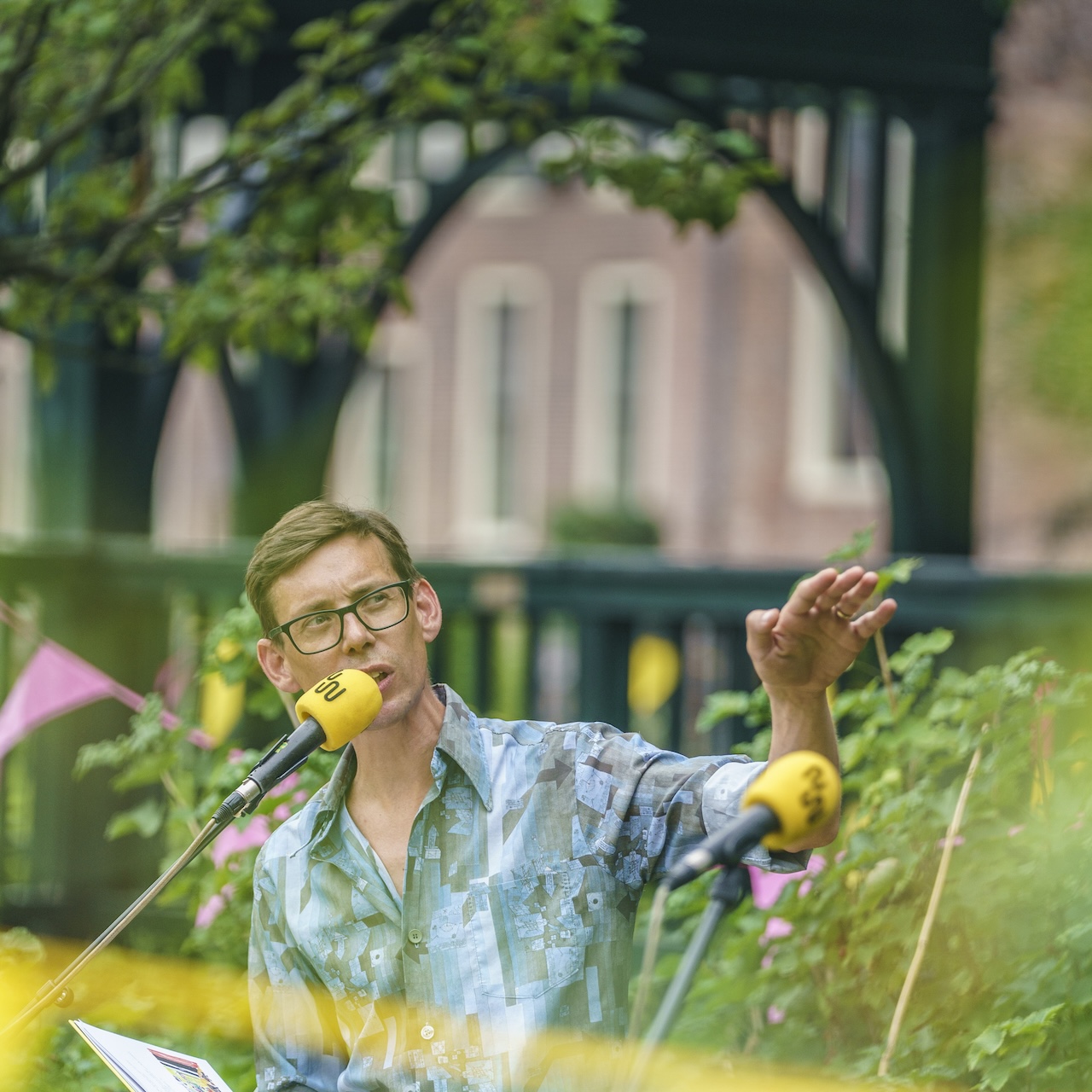 Dichters in de Prinsentuin in beeld