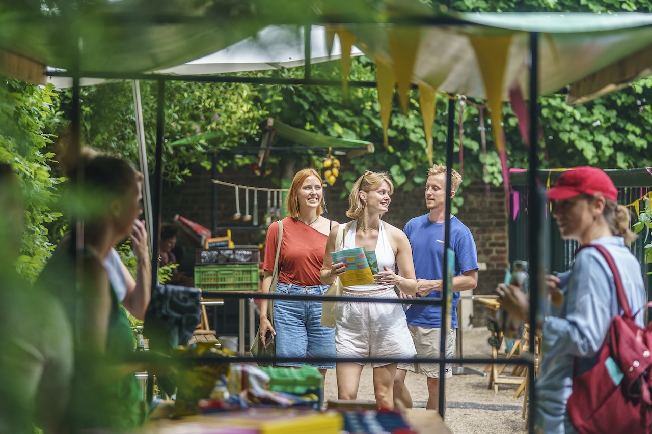 Dichters in de Prinsentuin in beeld