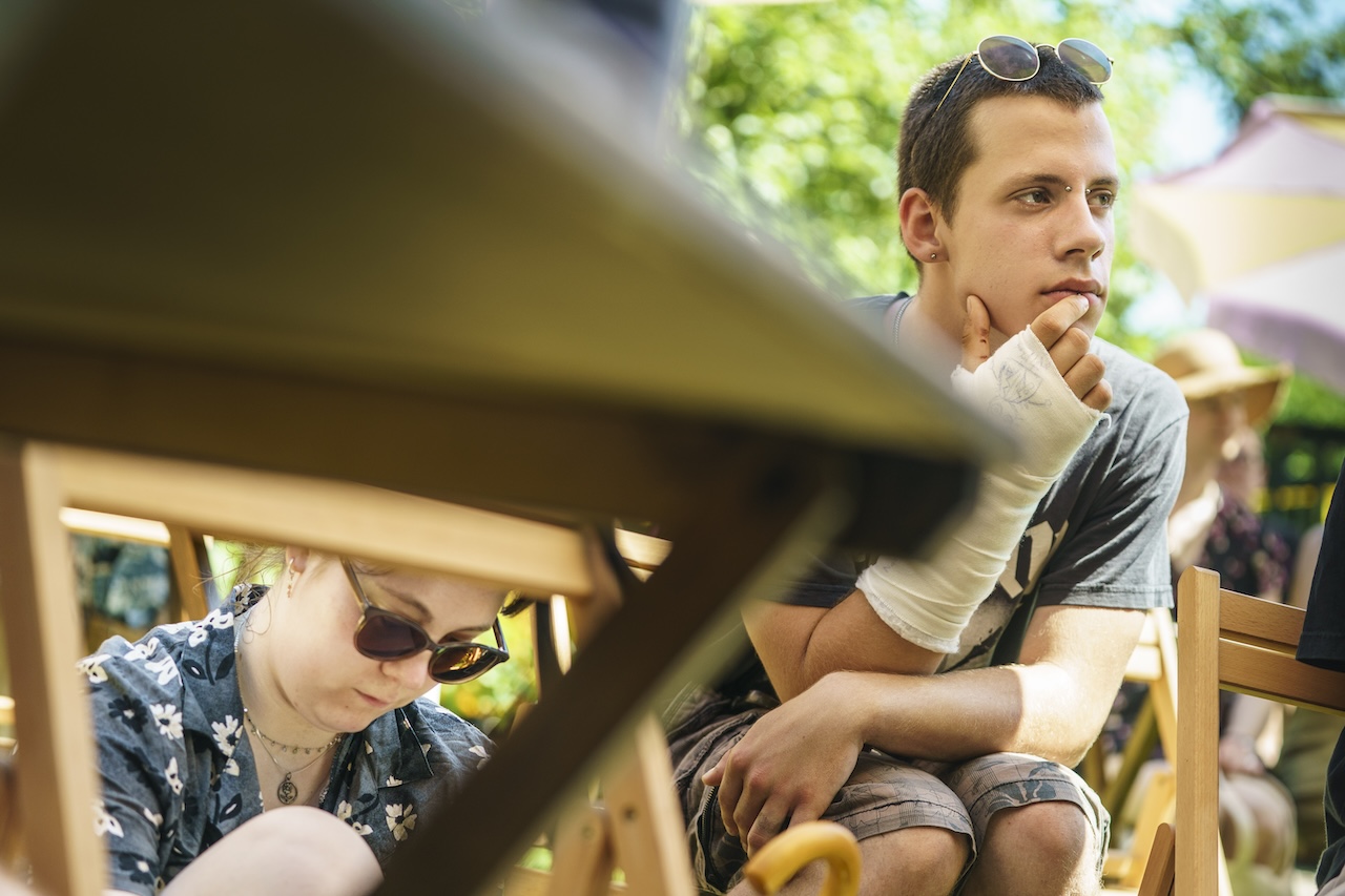 Dichters in de Prinsentuin in beeld