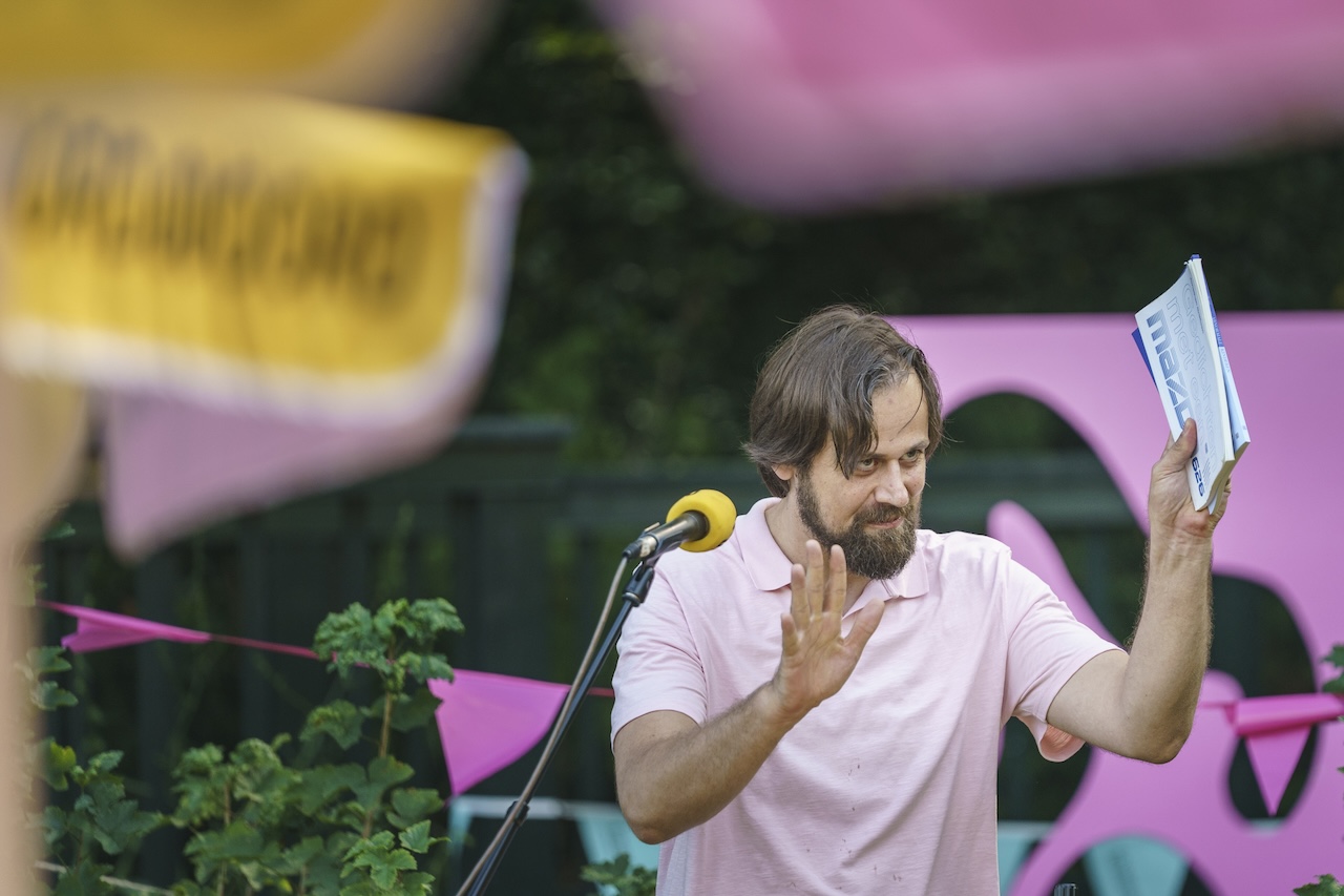 Dichters in de Prinsentuin in beeld