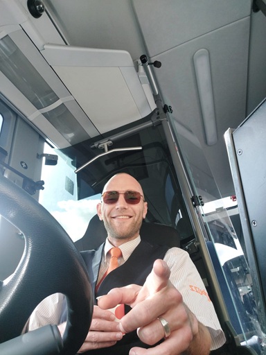 Poëzie van ‘rappende buschauffeur’ tijdens busrit naar Lauwersoog